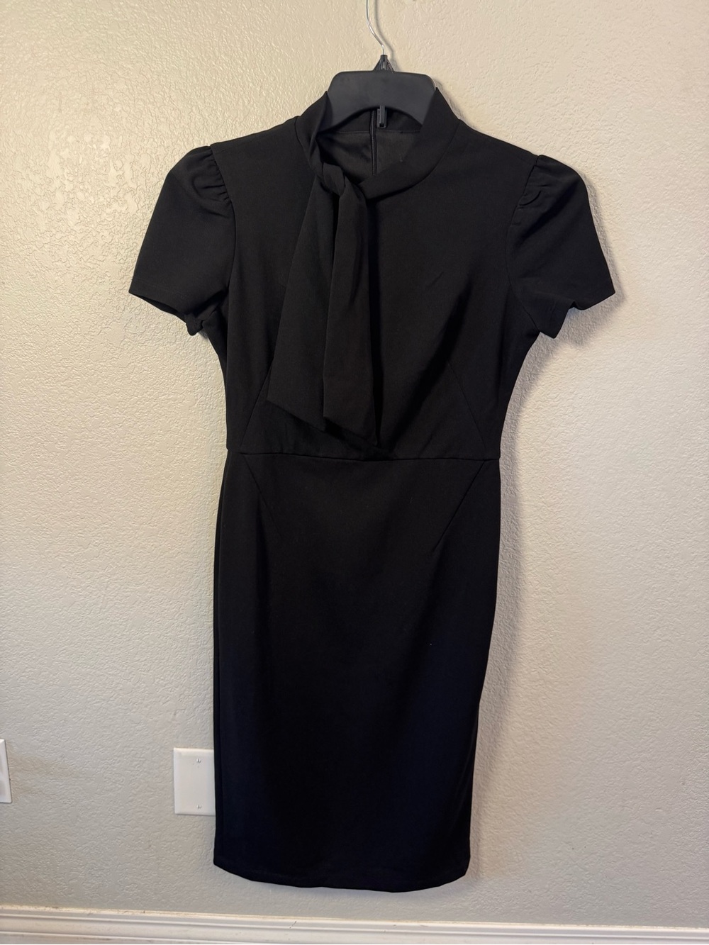 Maggy London Black Margo Short Sleeve Mock Neck Tie Dress Size 4
